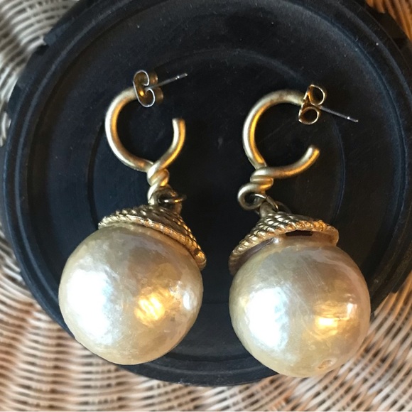 Beautiful vintage pearl drop earrings! The big pearl makes a statement piece! - Picture 3 of 5